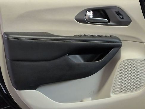 Used 2024 Chrysler Pacifica Touring-L image 12