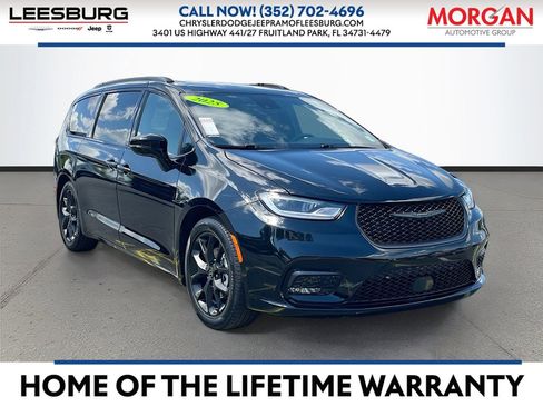 Used 2025 Chrysler Pacifica Limited FWD image 1