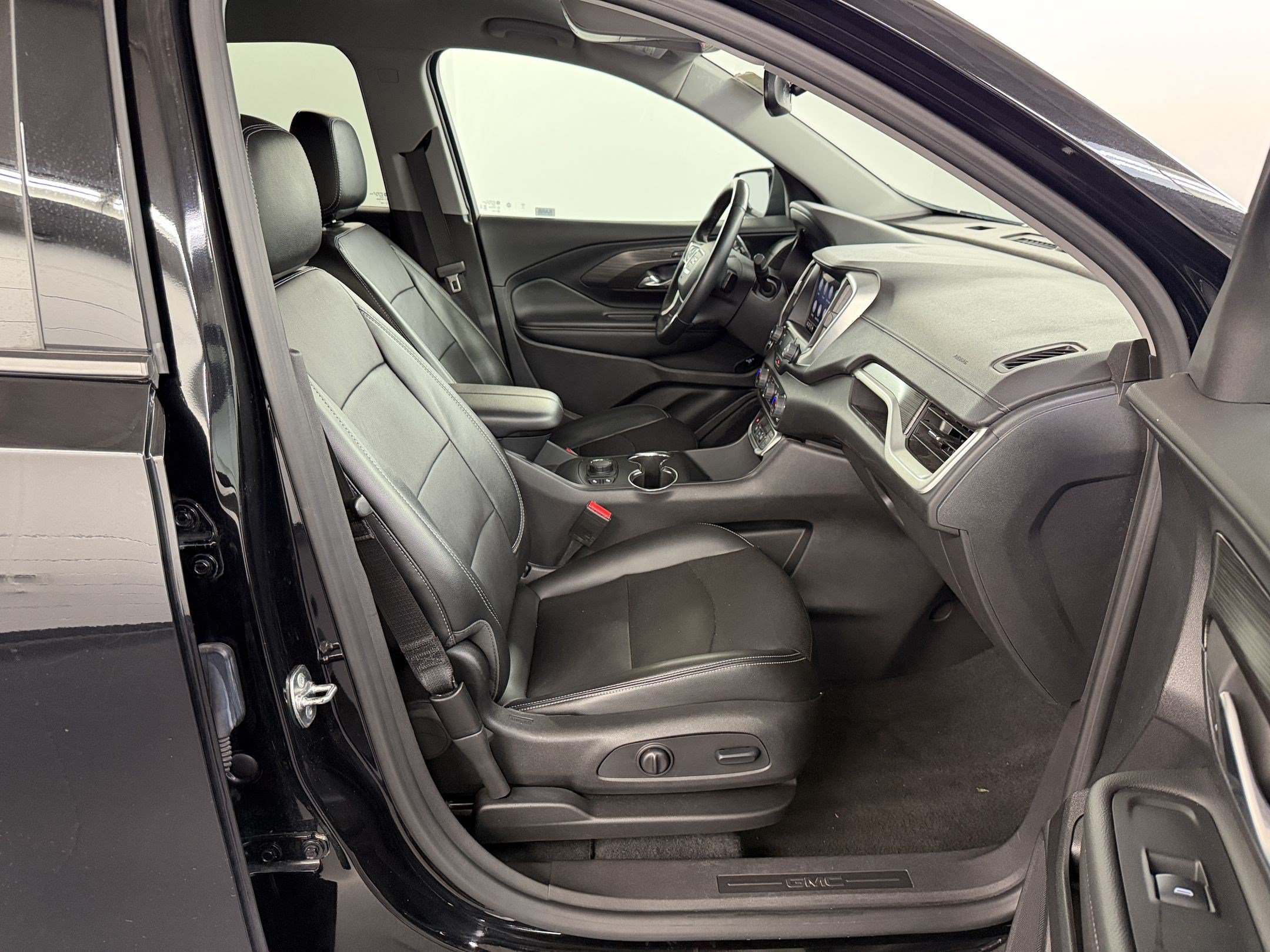 Used 2024 GMC Terrain SLT AWD/4WD image 23