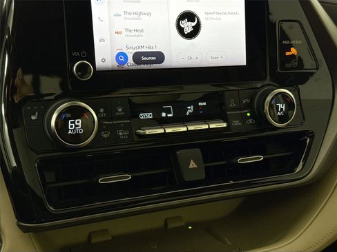 Certified 2023 Toyota Highlander XLE image 27