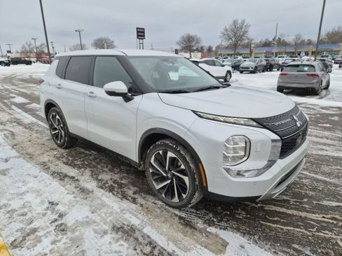 Used 2024 Mitsubishi Outlander SE image 3