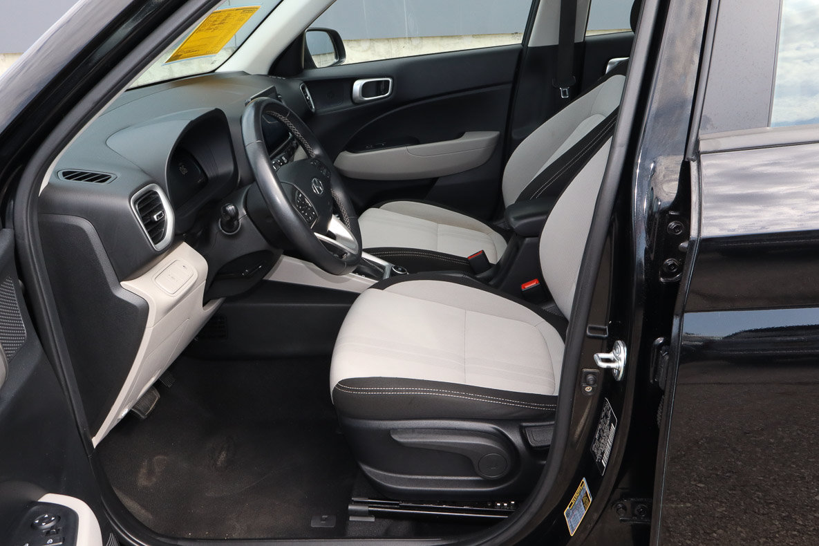 Used 2025 Hyundai Venue SEL FWD image 7