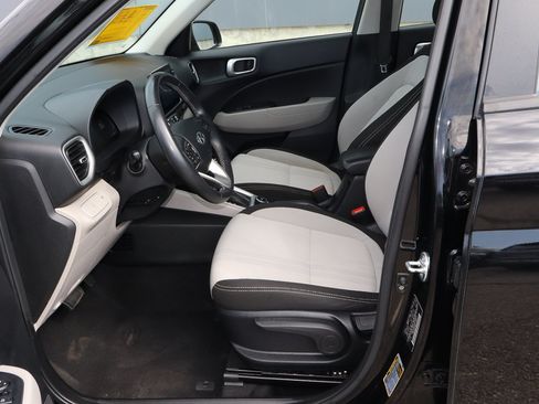 Used 2025 Hyundai Venue SEL FWD image 7