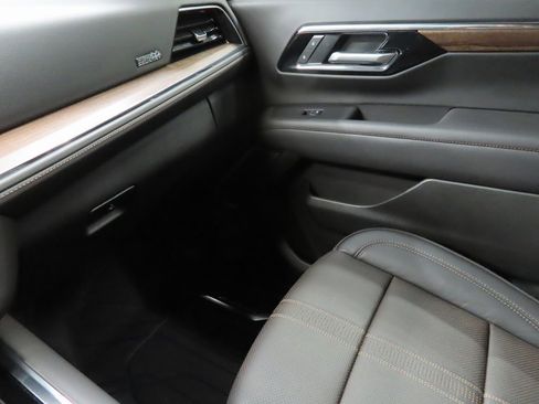 Used 2025 Chevrolet Suburban High Country image 24