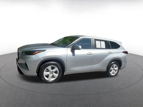 Used 2025 Toyota Highlander LE FWD image 8