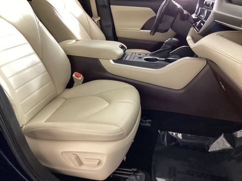 Used 2022 Toyota Highlander XLE AWD/4WD image 22