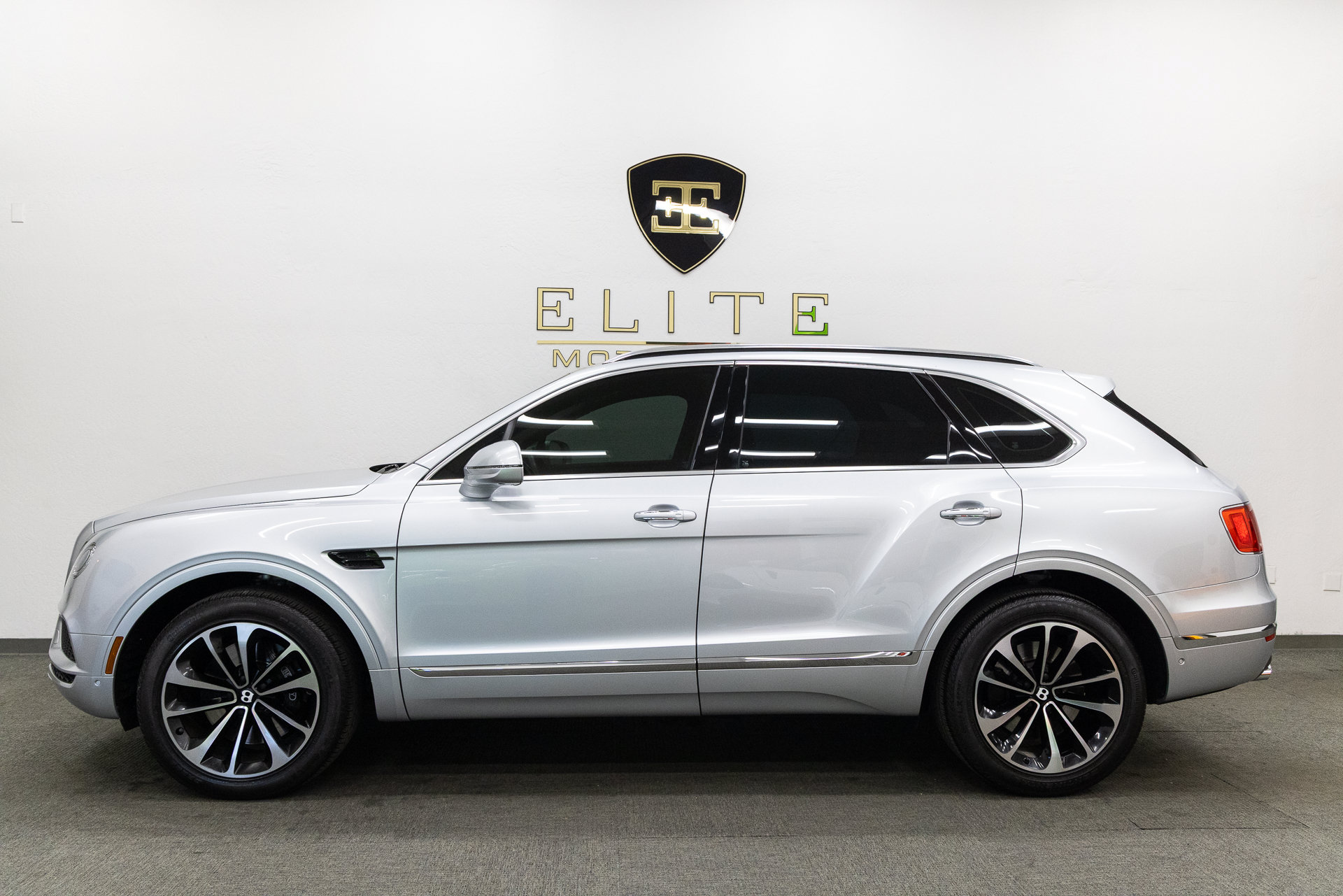 Used 2019 Bentley Bentayga AWD/4WD image 2