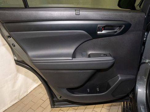 Used 2025 Toyota Highlander XLE image 12