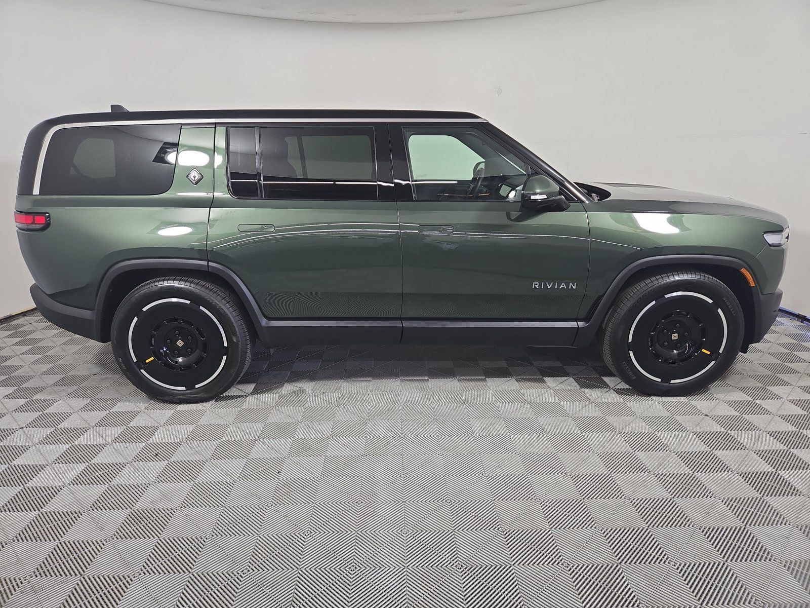 Used 2025 Rivian R1S Adventure Dual AWD/4WD image 6