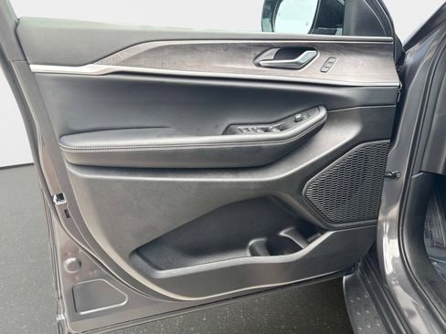 Used 2025 Jeep Grand Cherokee Limited image 18