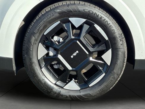 Used 2026 Kia Carnival EX image 32