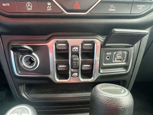 Used 2023 Jeep Gladiator Willys image 19