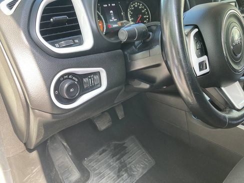 Used 2016 Jeep Renegade Latitude AWD/4WD image 17