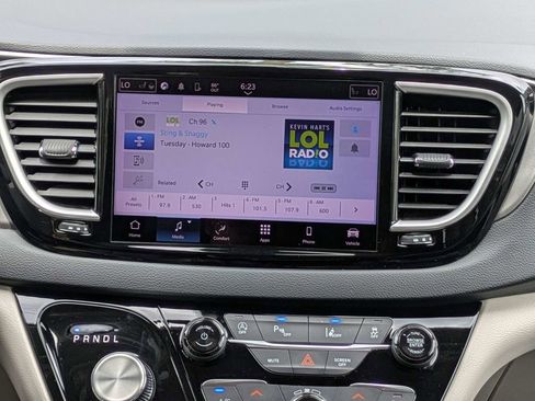 Used 2023 Chrysler Pacifica Touring-L FWD image 18