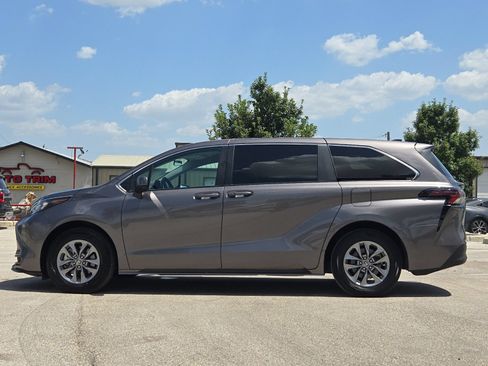Used 2024 Toyota Sienna LE FWD image 2