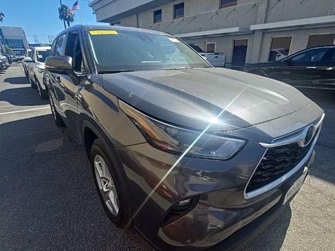Used 2025 Toyota Highlander LE FWD image 2