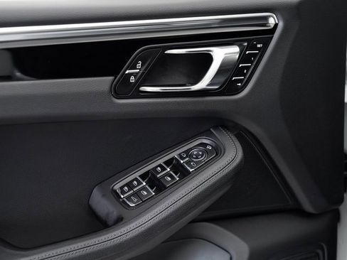 Used 2025 Porsche Macan image 8