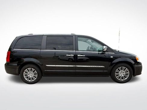 Used 2014 Chrysler Town & Country Touring-L FWD image 2