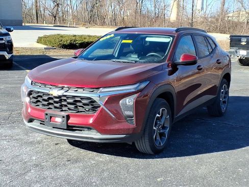 Used 2024 Chevrolet Trax LT image 2