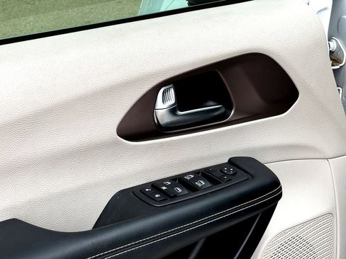 Used 2023 Chrysler Voyager LX FWD image 12