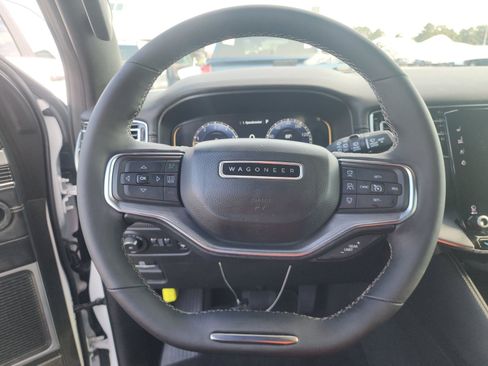 Used 2024 Jeep Wagoneer L Series II AWD/4WD image 8