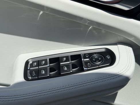 Certified 2023 Porsche Macan AWD/4WD image 24