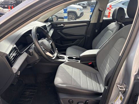 Used 2025 Volkswagen Jetta SE image 27