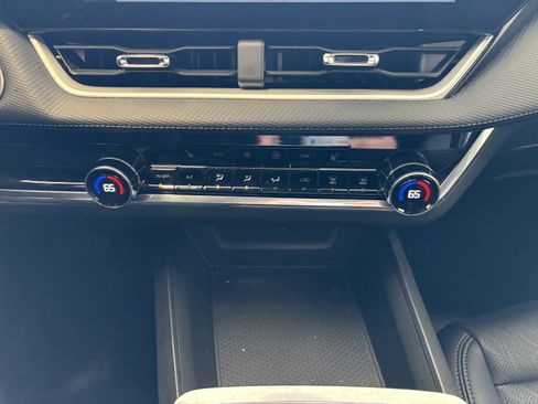 Used 2025 Chevrolet Equinox LT w/ Convenience Package II image 18