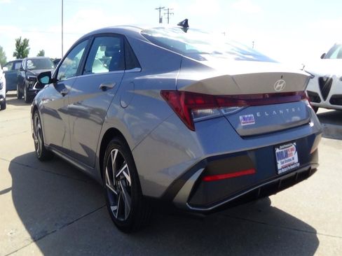Used 2025 Hyundai Elantra SEL FWD image 8