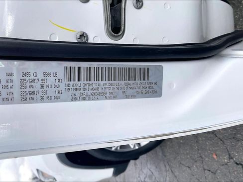 Used 2019 Jeep Cherokee Latitude Plus w/ Comfort/Convenience Group image 33