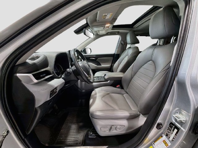 Used 2022 Toyota Highlander XLE AWD/4WD image 17