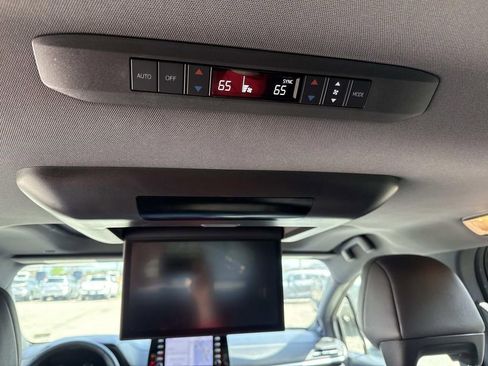 Used 2022 Toyota Sienna XLE Woodland Edition image 12