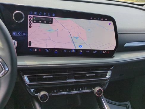 Used 2025 Chevrolet Traverse LT image 14