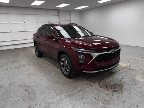 New 2025 Chevrolet Trax LT w/ Driver Confidence Package image 3