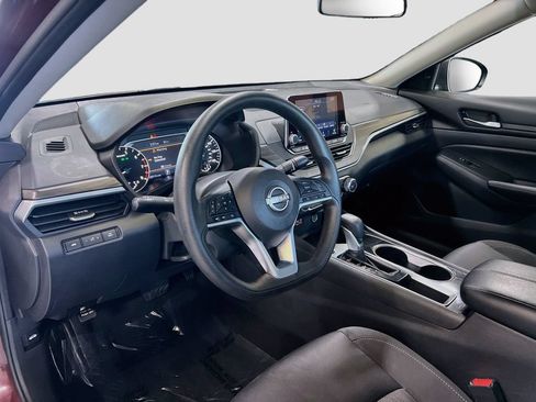 Used 2024 Nissan Altima 2.5 SV FWD image 9
