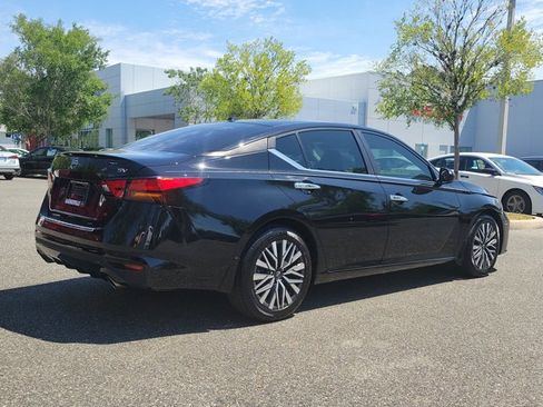 Used 2023 Nissan Altima 2.5 SV w/ SV Premium Package FWD image 4