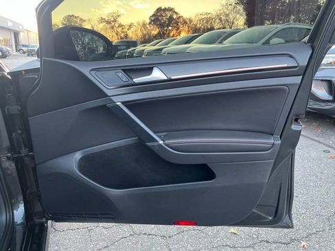 Used 2017 Volkswagen GTI SE image 28