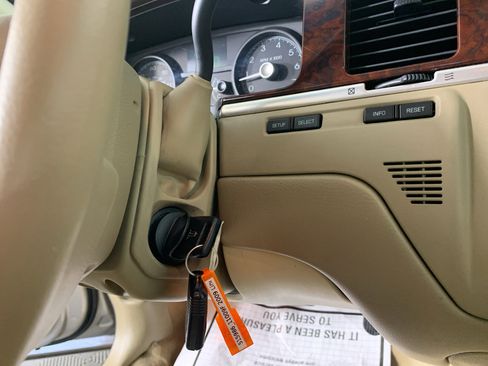 Used 2009 Lincoln Town Car Signature L image 18