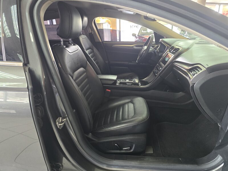Used 2017 Ford Fusion SE w/ Fusion SE Technology Package FWD image 14