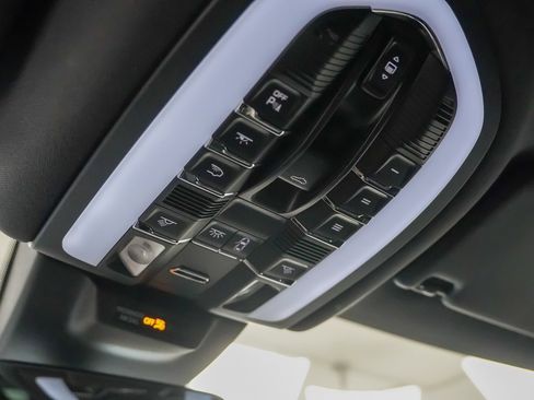 Certified 2025 Porsche Macan S image 28