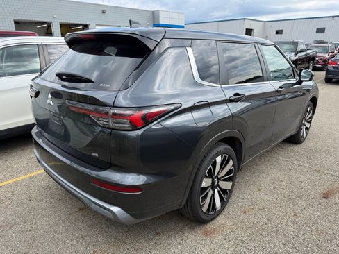 Used 2025 Mitsubishi Outlander SE AWD/4WD image 2