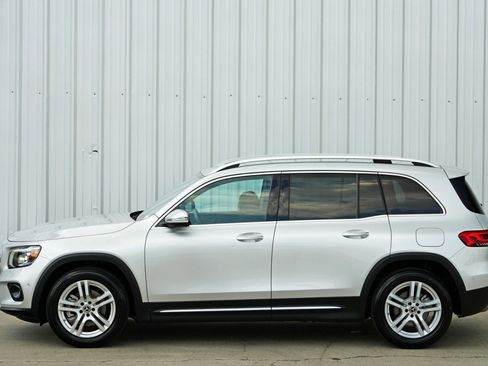 Used 2021 Mercedes-Benz GLB 250 4MATIC w/ Premium Package image 8