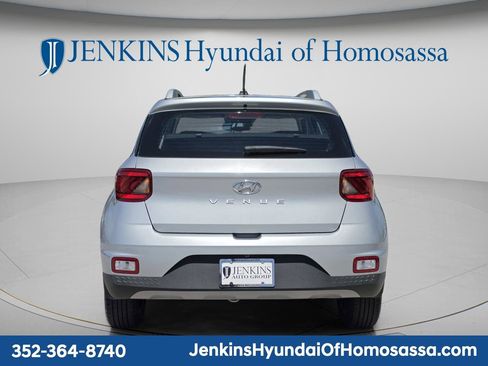 Used 2023 Hyundai Venue SEL FWD image 5