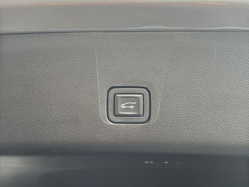 Used 2023 Chevrolet Traverse Premier image 9