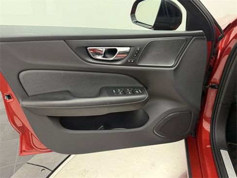 Used 2019 Volvo S60 T5 R-Design image 10