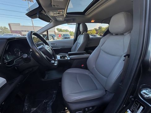 Used 2025 Toyota Sienna XLE FWD image 29