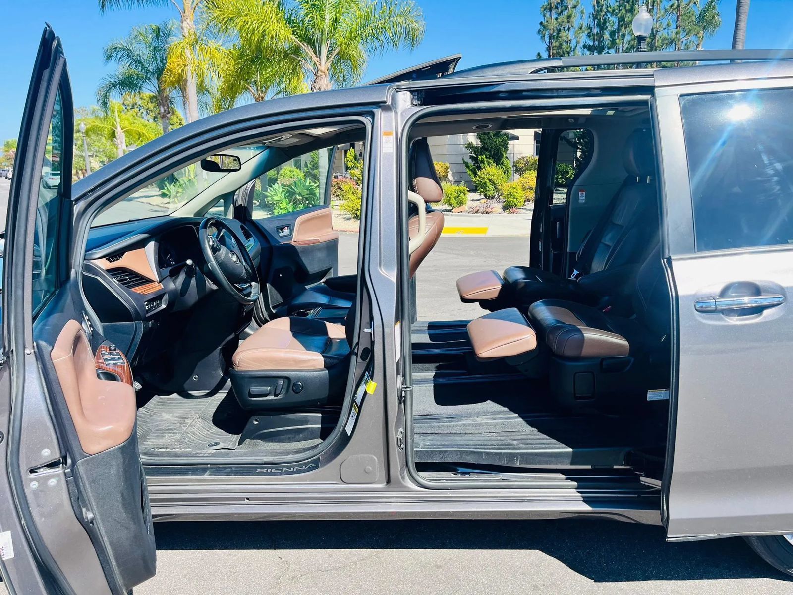 Used 2017 Toyota Sienna Limited FWD image 28