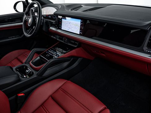 Certified 2025 Porsche Cayenne image 19