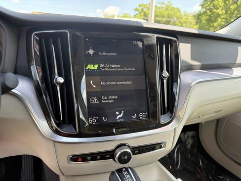 Used 2020 Volvo S60 T5 Momentum image 21