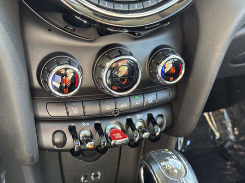 Used 2017 MINI Cooper 4-Door Hardtop image 23